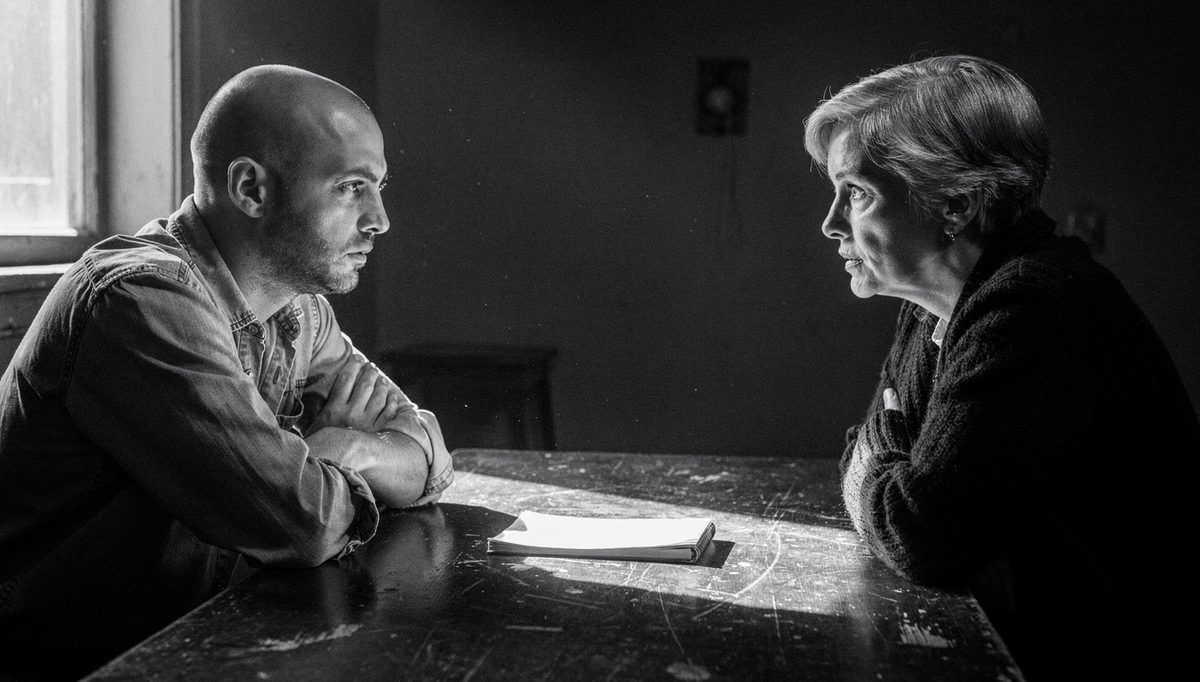 Woman delivering C.O.U.R.A.G.E. method feedback across a table